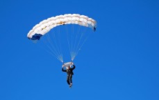 【pg模拟器官网】球场之外温情互动 球迷盲摸队徽展露对俱乐部深情